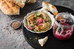 Wie w&auml;r\\\'s mit Linsen-Hummus? Er wird aus braunen Berglinsen, eingelegten roten Zwiebeln, Sesam, Petersilie und Paprikapulver gemacht. Perfekt zum Fladenbrot. - &copy; Christin Klose/dpa-tmn