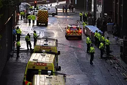 Polizisten säumten die Straßen in der Nähe des Gerichts. - © Peter Byrne/PA Wire/dpa