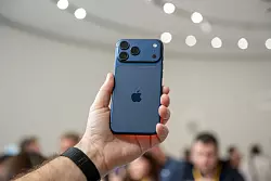 Der Kamerabuckel beim neuen iPhone 17 Pro ist jetzt breiter. - © Andrej Sokolow/dpa-tmn/dpa