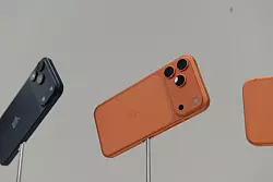 Farbig statt dezent: Apples iPhone 17 Pro und Pro Max gibt es künftig auch in Dunkelblau und Orange. - © Andrej Sokolow/dpa