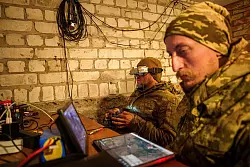 Ein ukrainischer Soldat steuert eine FPV-Drohne &uuml;ber russischen Stellungen in der Region Charkiw. - &copy; Evgeniy Maloletka/AP/dpa