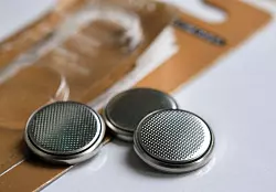 Batterie in Bonbonform: Knopfzellen können schwere Verätzungen der Speiseröhre verursachen, wenn das Kind sie verschluckt. - © Stephanie Pilick/dpa/dpa-tmn