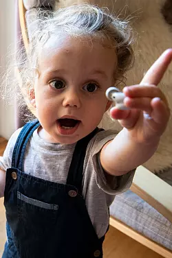Am besten bekommen Kleinkinder Dinge, die sie verschlucken könnten, gar nicht erst in die Hand. - © Franziska Gabbert/dpa-tmn
