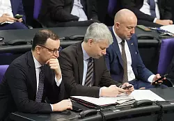 Für die Unionsfraktionsführung wird es spannend - Jens Spahn (CDU), Steffen Bilger (CDU) und Alexander Hoffmann (CSU). (Archivfoto) - © Michael Kappeler/dpa
