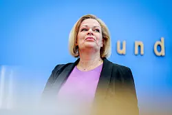 Die geschäftsführende Bundesinnenministerin, Nancy Faeser (SPD), wird bei einer Pressekonferenz zur Migrations- und Flüchtlingspolitik auf den Vorschlag von Sommer angesprochen. - © Kay Nietfeld/dpa