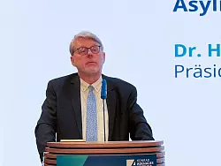 Hans-Eckhard Sommer, Präsident des Bundesamts für Migration und Flüchtlinge (Bamf), hat seinen Vortrag bei der Konrad-Adenauer-Stiftung nach eigenen Worten als Privatmann gehalten, nicht als Behördenschef. - © Anne-Béatrice Clasmann/dpa