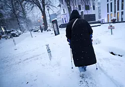 Spikes bieten zus&auml;tzlichen Halt auf vereisten Wegen: Sie senken das Risiko, auszurutschen und zu st&uuml;rzen. - &copy; Christian Charisius/dpa/dpa-tmn