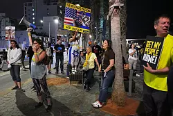 Menschen protestieren vor der Au&szlig;enstelle der US-Botschaft und fordern die Freilassung der von der Hamas im Gazastreifen festgehaltenen Geiseln. - &copy; Ariel Schalit/AP/dpa