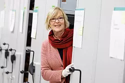 Die Leiterin des Museums Religio, Anja Schöne, steht im Depot in Münster. Dort ist der Großteil der Krippensammlung eingelagert. - © Friso Gentsch/dpa