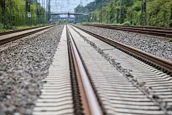 Nach dem Brandanschlag auf die Bahnstrecke D&uuml;sseldorf-Duisburg ist die bundesweite Hauptlinie der Bahn wieder f&uuml;r den Zugverkehr freigegeben. - &copy; Christoph Reichwein/dpa