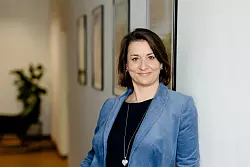Evelyn Wurster begleitet als systemische Coachin und Organisationsberaterin Führungskräfte und Teams und ist selbst Mutter von Zwillingen. - © Ulrike Pager/Evelyn Wurster/dpa-tmn