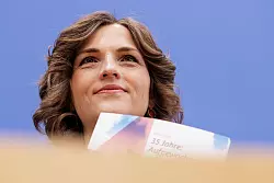 Die Ostbeauftragte Elisabeth Kaiser hat ihren ersten Jahresbericht vorgestellt. - &copy; Carsten Koall/dpa