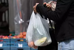 Der tägliche Einkauf ist für Verbraucherinnen und Verbraucher teils erheblich teurer geworden - © Sebastian Kahnert/dpa