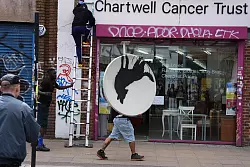 Eine bemalte Satellitensch&uuml;ssel wurde von Unbekannten mitgenommen. - &copy; Jordan Pettitt/PA Wire/dpa