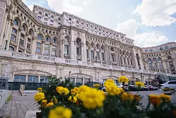 Ein wahrer Palast: das Parlamentsgebäude in Bukarest. - © Philipp Laage/dpa-tmn