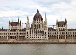 Eines der weltweit größten seiner Art: das Parlamentsgebäude in Budapest. - © Françoise Hauser/dpa-tmn