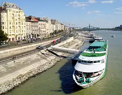 Angekommen in Budapest: Flussschiffe an einem Anleger auf der Donau. - © Hilke Segbers/dpa-tmn
