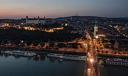 Über allem thront die Pressburg: Stadtansicht von Bratislava am Abend. - © Filip Singer/epa/dpa-tmn