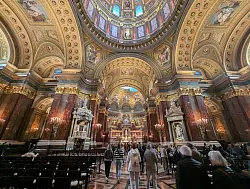 Innenansicht einer Kirche: St.-Stephans-Basilika in Budapest. - © Françoise Hauser/dpa-tmn