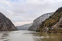Eisernes Tor: Unter diesem Namen ist das große Durchbruchstal der Donau bekannt. - © Françoise Hauser/dpa-tmn