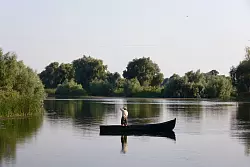 Fischen in schönster Flusslandschaft: ein Angler im Donaudelta. - © Françoise Hauser/dpa-tmn