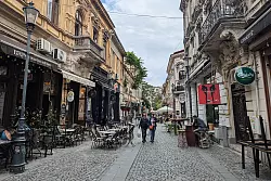 Einkehren im Café? Straßenszene in Bukarest. - © Françoise Hauser/dpa-tmn