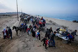 Vertriebene Palästinenser kehren in ihre weitgehend zerstörten Wohnorte zurück. (Archivbild) - © Abdel Kareem Hana/AP/dpa