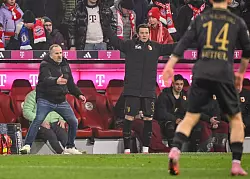 Manuel Baum (l) zeigt vollen K&ouml;rpereinsatz. - &copy; Peter Kneffel/dpa