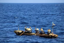 Forscher paddeln mit einem selbstgebauten Kanu &uuml;ber das Wasser. - &copy; Yousuke Kaifu/dpa