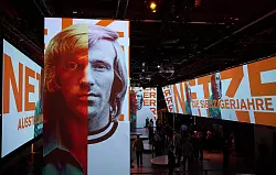 Eine Sonderstellung im Deutschen Fußballmuseum widmet sich Günter Netzer und den Siebzigerjahren. - © Bernd Thissen/dpa