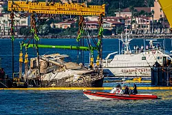 Das Schiff ist zwar verschmutzt, zeigt aber bislang keine gravierenden Schäden am Rumpf. - © Salvatore Cavalli/AP/dpa