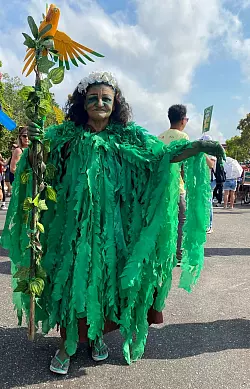 Aufwendig verkleidet zogen viele Klimasch&uuml;tzer durchs Zentrum der Millionenstadt Bel&eacute;m. - &copy; Torsten Holtz/dpa