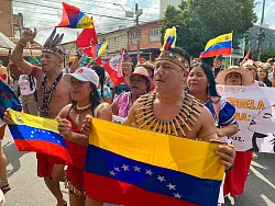 Tausende Indigene und internationale Klimasch&uuml;tzer zogen durchs Zentrum der Millionenstadt Bel&eacute;m. - &copy; Torsten Holtz/dpa