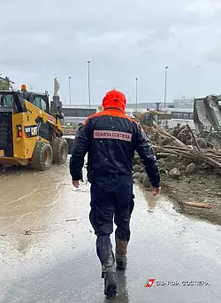 Auf Ischia gelten nach einem schweren Unwetter und Erdrutschen mehrere Menschen als vermisst. - &copy; --/Guardia Costiera/dpa