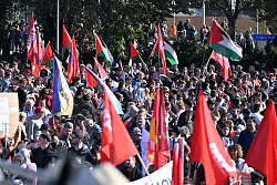 Tausende haben sich in Berlin f&uuml;r eine Demonstration gegen den Gaza-Krieg versammelt. - &copy; Annette Riedl/dpa