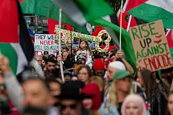 Sehr viele Transparente erhoben den Vorwurf des &laquo;V&ouml;lkermords&raquo;, den Israel strikt zur&uuml;ckweist. - &copy; Henning Kaiser/dpa