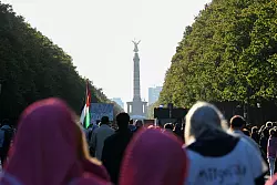 Zehntausende zogen durch Berlin-Mitte zur Siegess&auml;ule. - &copy; Annette Riedl/dpa