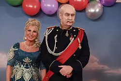 Bayerns Ministerpr&auml;sident Markus S&ouml;der und Karin Baum&uuml;ller-S&ouml;der kommen als Reichskanzler Otto von Bismarck und eine Dame aus der Zeit Bismarcks zur Livesendung des Bayerischen Rundfunks "Fastnacht in Franken". - &copy; Karl-Josef Hildenbrand/dpa