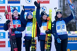 Feierten einige Staffelerfolge zusammen: Justine Braisaz-Bouchet (2.vr.) und Julia Simon (r). (Archivbild) - © Sven Hoppe/dpa