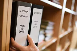Gerichtliche Asylklageverfahren dauerten zuletzt im Schnitt 16,6 Monate. In Eilverfahren entschieden die Gerichte innerhalb von 32 bis 38 Tagen. Anhängig waren bundesweit zuletzt rund 136.000 Asylklagen. (Symbolbild) - © Felix Kästle/dpa