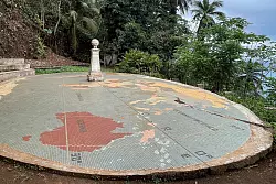 Die kleine São Tomé vorgelagerte Insel Rolas liegt direkt am Äquator - dieses Mosaik markiert die Linie. - © Manuel Meyer/dpa-tmn