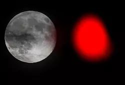 Der Mond ist teils mehr als 400.000 Kilometer von der Erde entfernt, am Mittwoch waren es rund 50.000 Kilometer weniger. - &copy; Boris Roessler/dpa