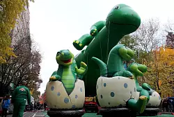 Riesige Heliumballons werden f&uuml;r die allj&auml;hrliche Thanksgiving-Parade am Central Park in Manhattan vorbereitet. - &copy; Christina Horsten/dpa