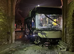 Ein Bus krachte in Sommerhausen in Bayern in einen Torbogen. - © Pascal H./NEWS5/dpa