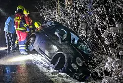 Ein Kleinwagen rutschte bei Straßenglätte im westlichen Sauerland in einen Graben. - © Markus Klümper/dpa