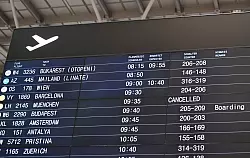 Verspätungen und ein Ausfall eines Flugs werden auf einer Anzeigentafel am Flughafen Stuttgart angezeigt. - © Bernd Weißbrod/dpa