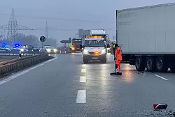 Bei einer Serie von Unfällen auf eisglatter Straße ist auf der Autobahn 3 bei Regensburg mindestens ein Mensch gestorben. - © Sebastian Pieknik/NEWS5/dpa