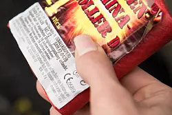 Mehr Sicherheit an Silvester: Auf CE-Zeichen und Prüfnummer achten. - © Christin Klose/dpa-tmn