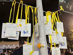 Briefe von Bürgern an die Geiseln hängen auf dem Platz der Geiseln. - © Sara Lemel/dpa