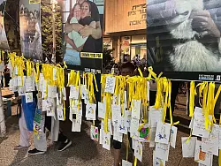 Briefe von Bürgern an die Geiseln hängen auf dem Platz der Geiseln. - © Sara Lemel/dpa